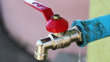 Разлившаяся река повредила магистральные водоводы в Сочи