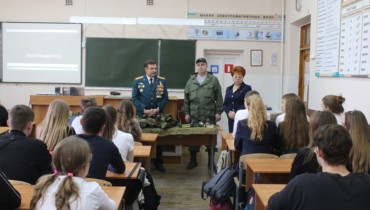 Краснодарские школьники на Уроке мужества познакомились с современным военным обмундированием