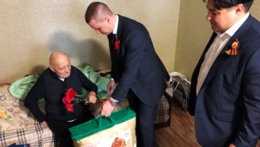 Член Совета молодых депутатов при городской Думе Краснодара Андрей Анашкин поздравил ветерана Великой Отечественной войны с наступающим Днем Победы