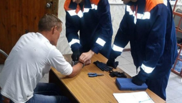 Задержанный «застрял» в наручниках в отделении полиции в Новороссийске