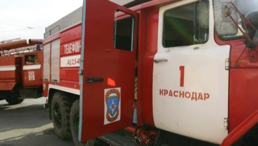 Двести спасателей боролись с огнем на краснодарском рынке