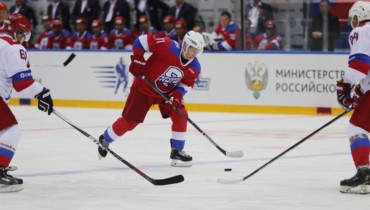 Президент России Владимир Путин в Сочи сыграл в хоккей