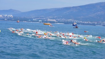 Четыре сотни пловцов преодолели дистанцию 1852 метра в Геленджике