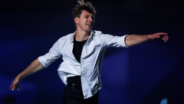 Алексей Ягудин в Сочи подарил свой костюм «Человек в железной маске» РМОУ