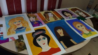 Юные краснодарцы нарисовали портреты родителей ко Дню матери