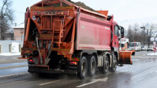 Дороги Краснодара всю ночь обрабатывали 36 машин и раскидали 573 тонны песко-соляной смеси