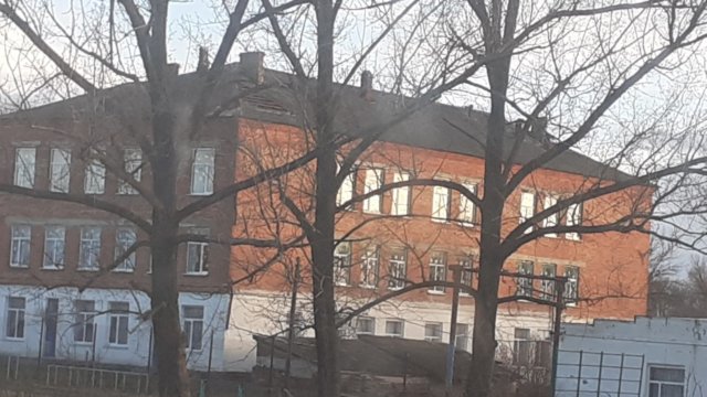 В станице Стародеревянковской сильный ветер повредил крышу школы