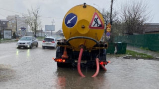 Краснодар вывел водооткачивающую технику на дороги и улицы
