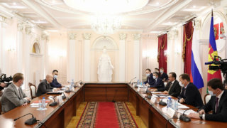 Губернатор Кубани провел встречу с руководством крупного регионального холдинга