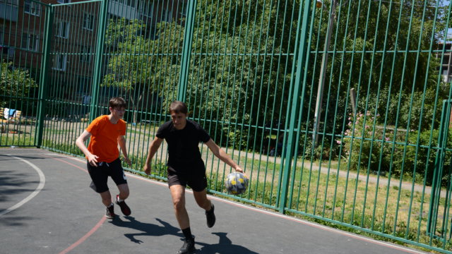 Краснодарцы отметили День России игрой в стритбол и настольный теннис