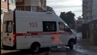 В Краснодаре скорая не смогла проехать из-за перекрытой дороги