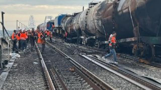 Пропуск поездов по Крымскому мосту частично восстановлен