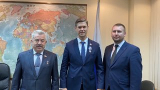 Депутат Госдумы РФ Сергей Алтухов награжден медалью ЛНР за оказание гумпомощи региону