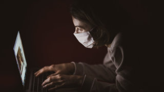 «Единая Россия» подготовила законопроект, ограничивающий удалённую работу для граждан, покинувших страну