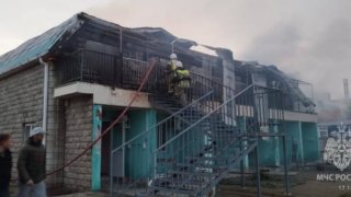 Более 50 человек эвакуировали из горящего пансионата в Темрюкском районе