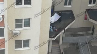 60-летний мужчина упал с балкона и погиб в Краснодаре 