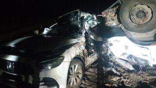 В Отрадненском районе Mercedes смяло после столкновения с грузовиком, погиб один человек