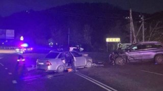 На трассе в Туапсе столкнулись два автомобиля: один человек погиб, трое — пострадали