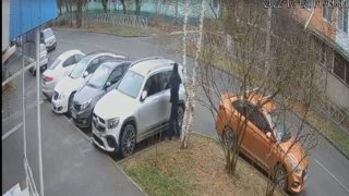 В Краснодаре граждане задержали грабителя, вскрывшего салон авто