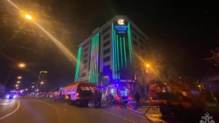 В Краснодаре потушили крупный пожар в здании с отелем и рестораном
