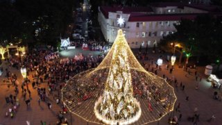 В Геленджике прошло шествие Дедов Морозов и Снегурочек