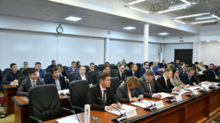 В Краснодаре владельца Кадиллака, припаркованного на газоне, привлекут к ответственности