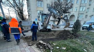 В Краснодаре из-за прорыва теплосетей закрыли переход через улицу Коммунаров