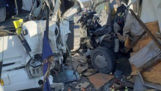 В районе хутора Горный грузовик врезался в пассажирский автобус. Есть пострадавший