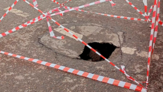 В Краснодаре на перекрёстке улиц 40 лет Победы и Восточно-Кругликовской заделали провалившийся асфальт