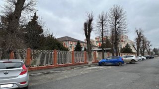 Возле краснодарской гимназии по инициативе депутата уложили новый асфальт