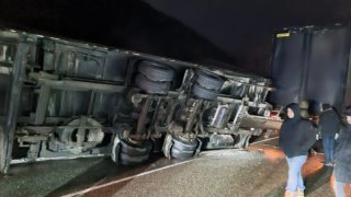 На трассе Джубга — Сочи перевернулся грузовик «Вольво»