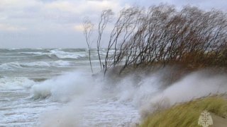 На Кубани из-за сильного ветра и волнения на море объявили штормовое предупреждение