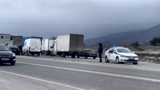 В Новороссийске из-за сильного ветра ограничивают движение большегрузного транспорта