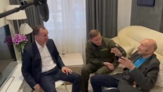 Губернатор Краснодарского края и зампред Совета Федерации посетили ветерана в его новой квартире