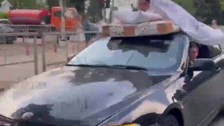 В Краснодаре был замечен автомобиль с пассажиром на крыше