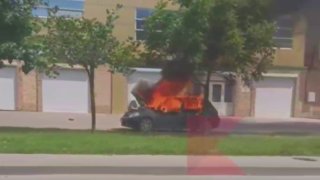 В Краснодаре на улице Дзержинского загорелся автомобиль