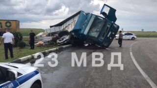 В Тимашевске грузовик раздавил иномарку