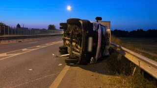 В Краснодаре мотоциклист перевернул грузовик