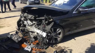 На Кубани в ДТП с участием Mercedes-Benz попали мать и трое детей