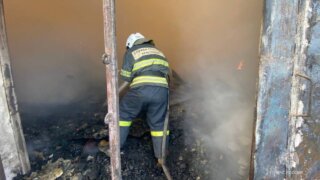 Пожарные в Сочи эвакуировали 15 жильцов из полыхающей многоэтажки