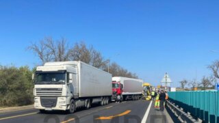 На М4 «Дон» на Кубани в  автокатастрофе с тремя фурами погиб водитель иномарки