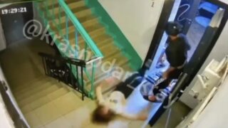 Мать на Кубани вышвырнула дочь в подъезд