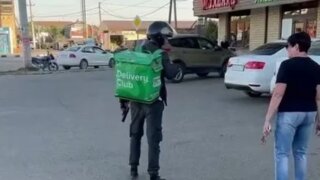 В Краснодаре ищут курьера с пистолетом, напугавшего людей