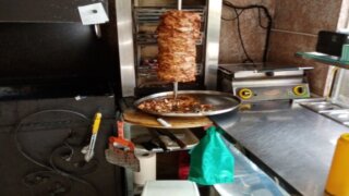 В торговых точках 10 бизнесменов в Сочи нашли «подозрительную» шаурму