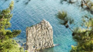 В Геленджике в районе скалы Парус с высоты сорвались мужчина и женщина