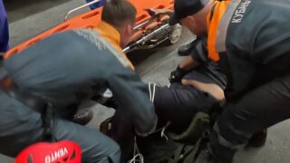 Житель Анапы упал с верхнего этажа многоэтажки и остался жив