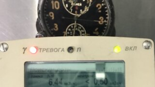 Таможенники обнаружили у женщины, летевшей из Сочи, «опасные» часы
