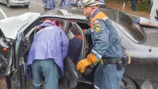 Сочинские спасатели помогли выбраться мужчине и женщине из искорёженной машины