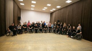 В Краснодаре заслуженные мастера спорта учат людей с инвалидностью спортивным танцам на колясках