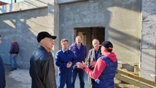 Соблюдение сроков строительства учебного блока проверил депутат ЗСК Косяников в станичной школе